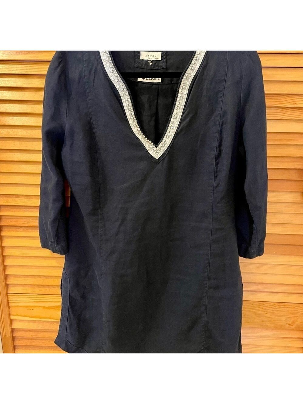 Malvin “I Love Linen” Tunic Top, Size Medium,
Navy, Jeweled V-Neck, 3/4 Sleeves